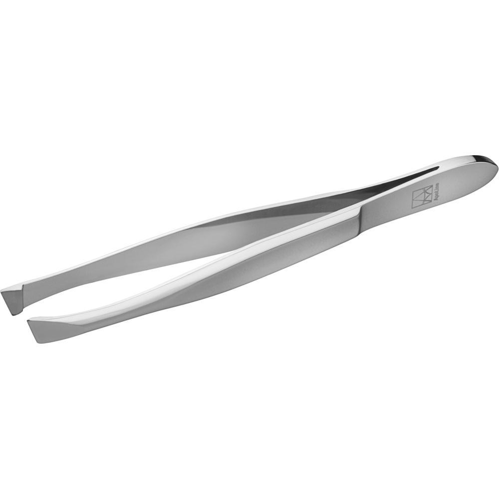 Eine silberne Pinzette mit spitzen Enden liegt auf weißem Hintergrund.