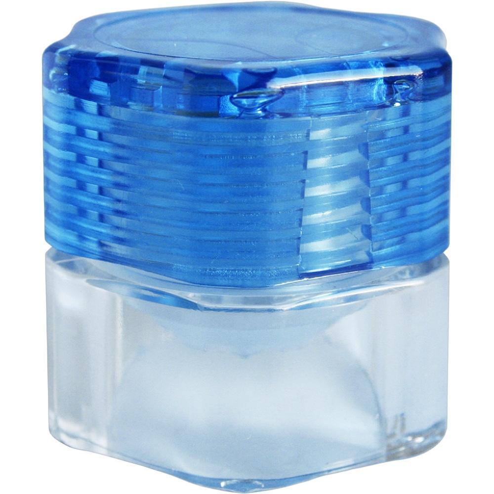 Ein durchsichtiger Sechskant-Behälter mit blauem Deckel.