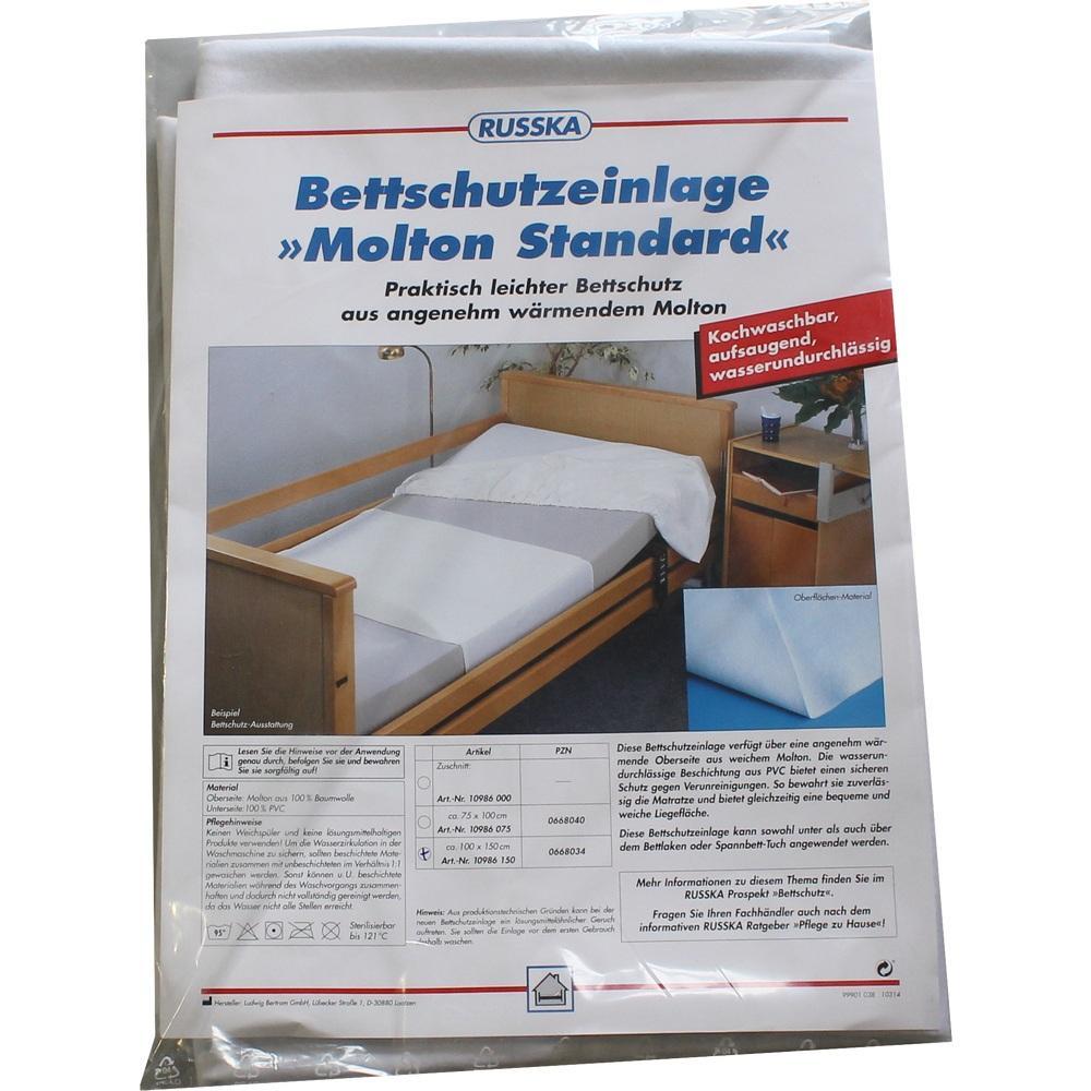 Eine verpackte Bettschutzeinlage für Matratzen aus weißem Moltonstoff.