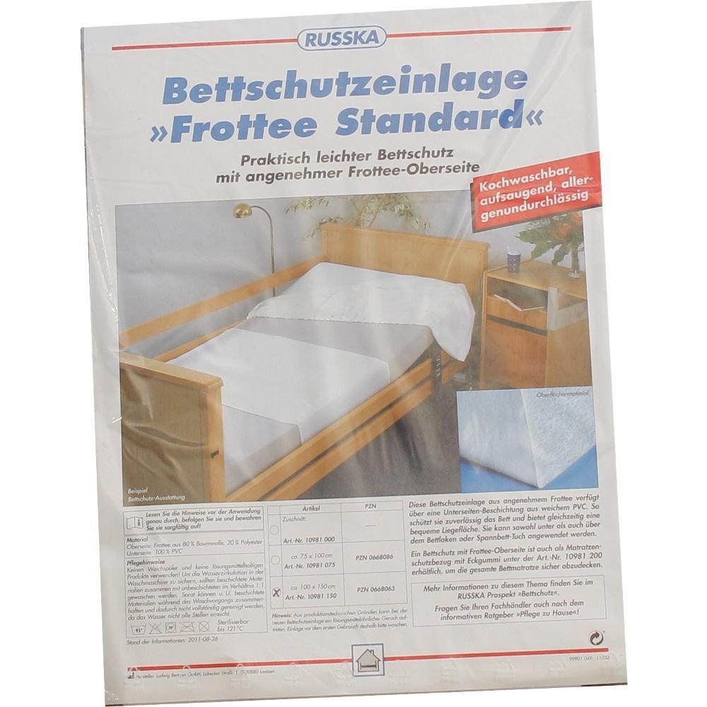 Verpackung einer Bettschutzauflage aus Frottee auf einem Bett abgebildet.