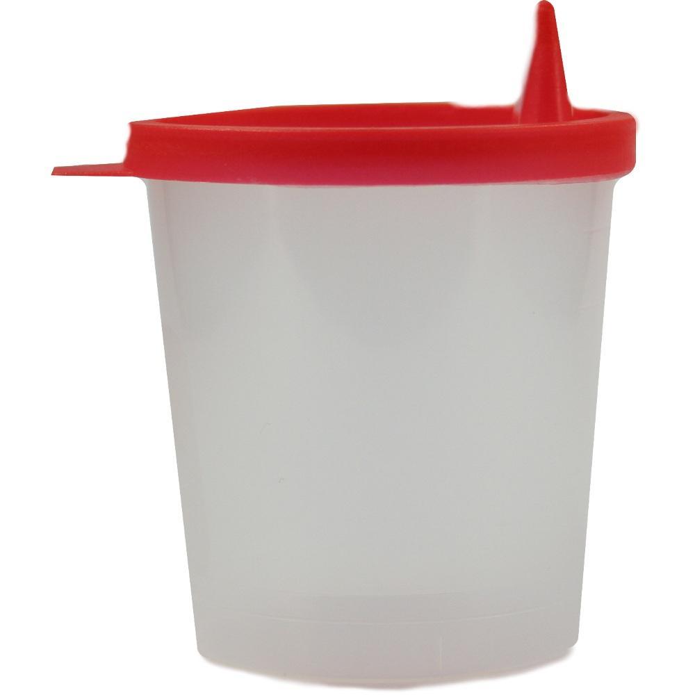 Ein transparenter Becher mit rotem Rand und Ausgie&szlig;er.