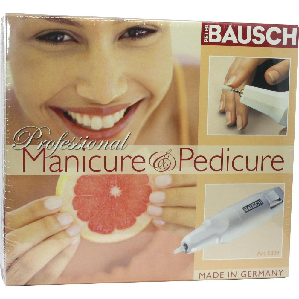 Eine lächelnde Person hält eine halbe Grapefruit vor einem Maniküre-Set.