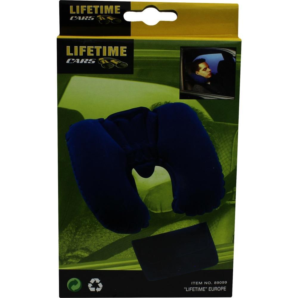 Eine Verpackung mit einem blauen Nackenkissen und einem schlafenden Mann im Auto.