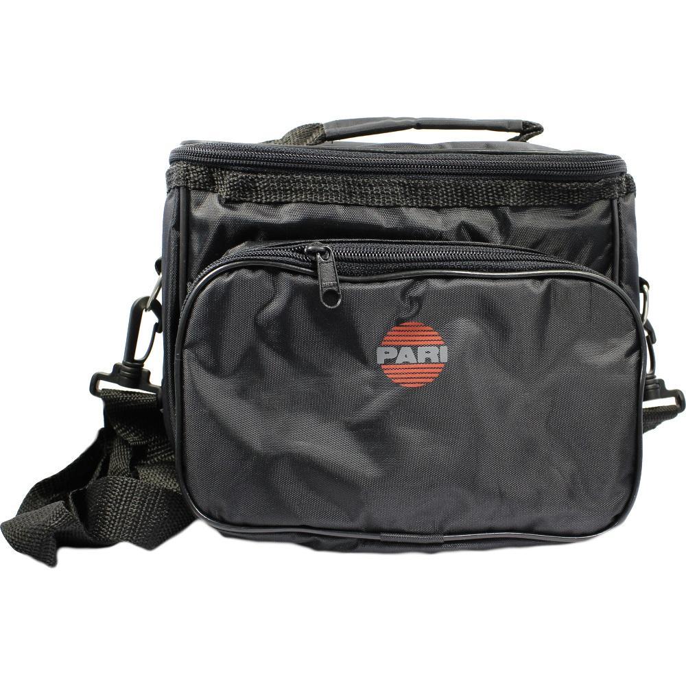 Eine schwarze Tasche mit Rei&szlig;verschl&uuml;ssen und einem roten Logo auf der Vorderseite.