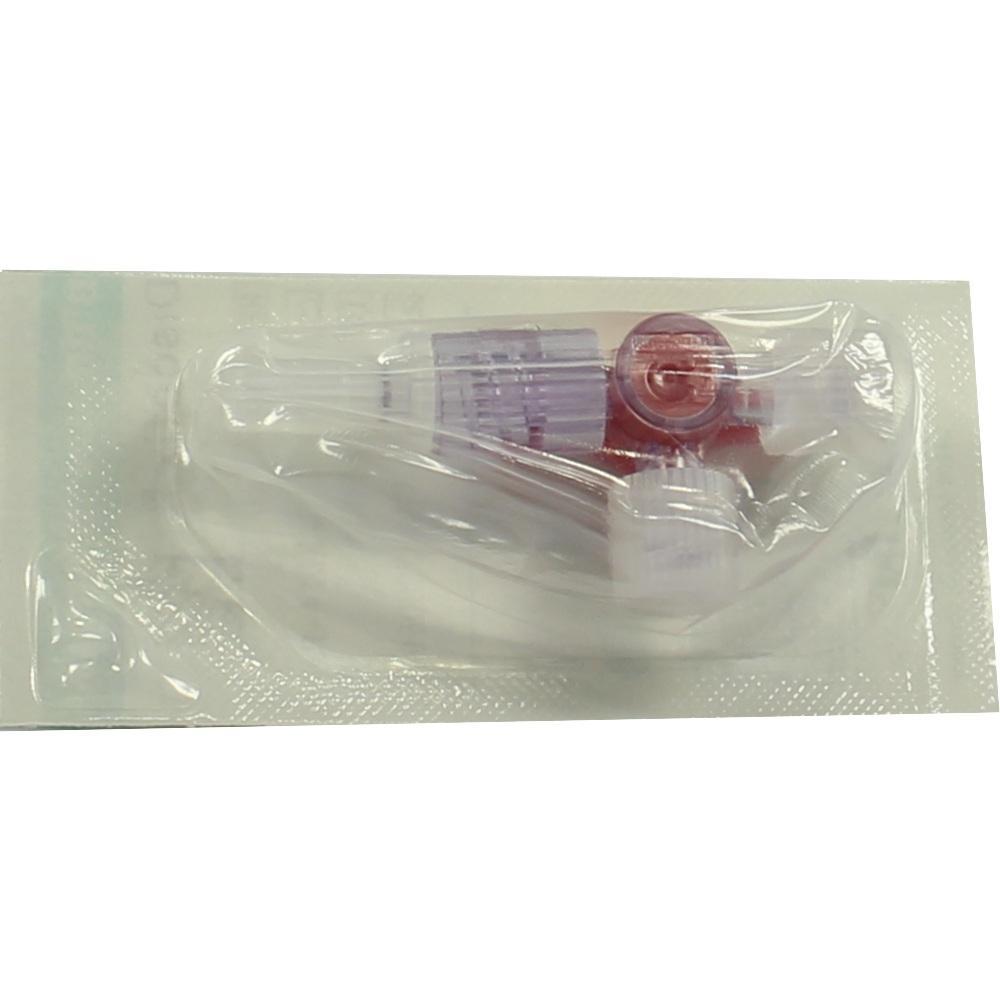 Ein eingeschwei&szlig;tes medizinisches Ger&auml;t, das eine Kan&uuml;le oder Infusionshilfe sein k&ouml;nnte.