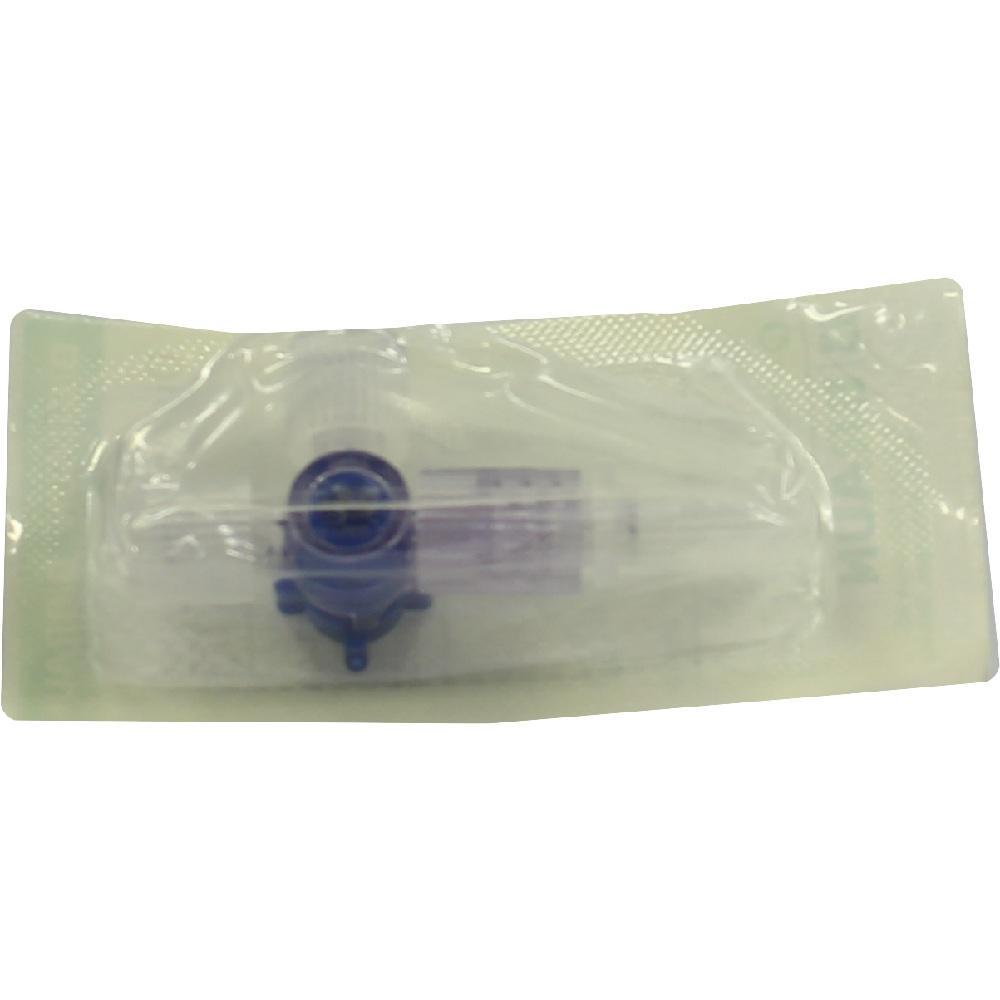 Verpackter medizinischer Drei-Wege-Hahn aus Plastik in transparenter Folie.