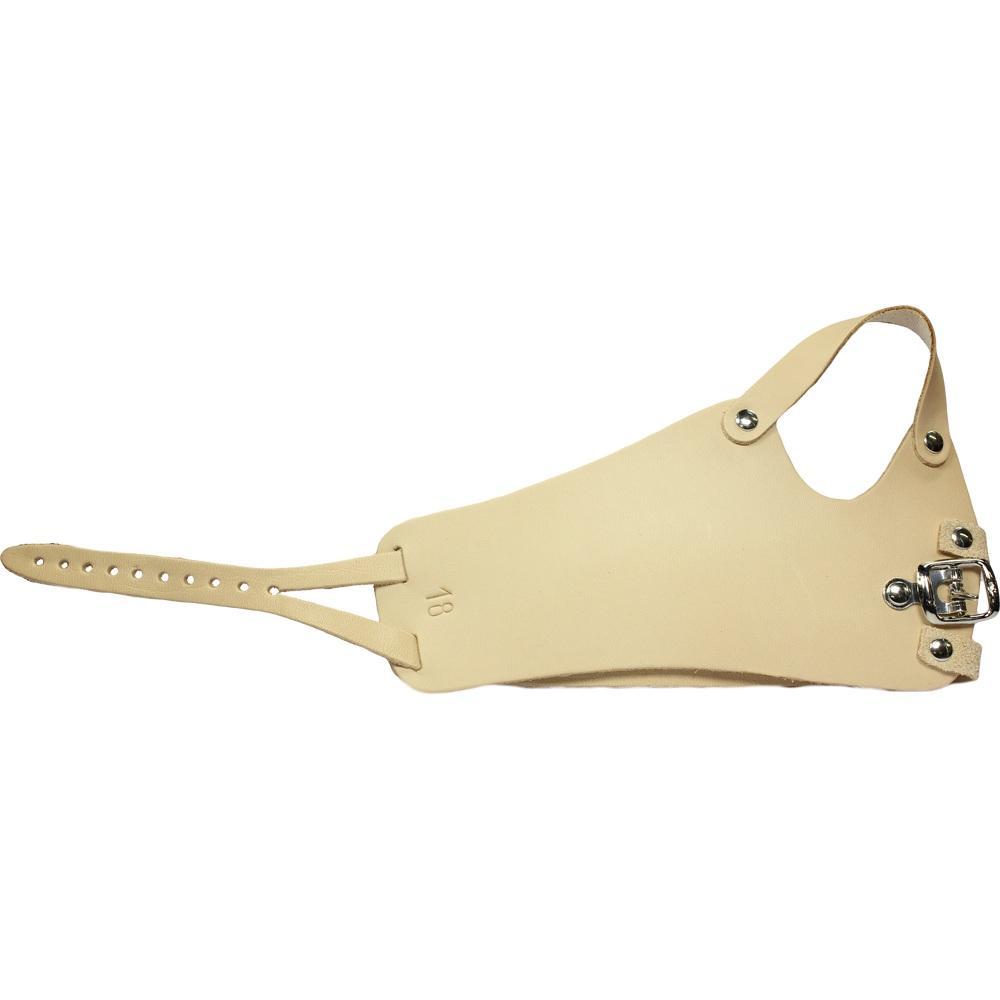 Ein beiges Hundemaulkorb aus Leder mit Schnalle und verstellbarem Riemen.