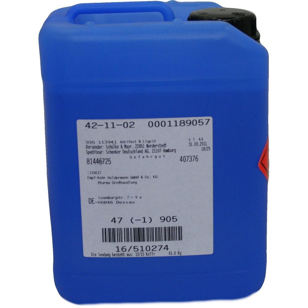 Ein blauer Kanister mit einem wei&szlig;en Etikett und Gefahrgutzeichen.