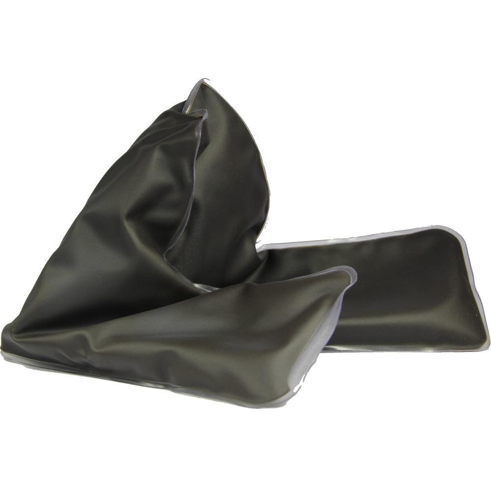 Ein zusammengefalteter, schwarzer Stoffbeutel liegt auf hellem Hintergrund.