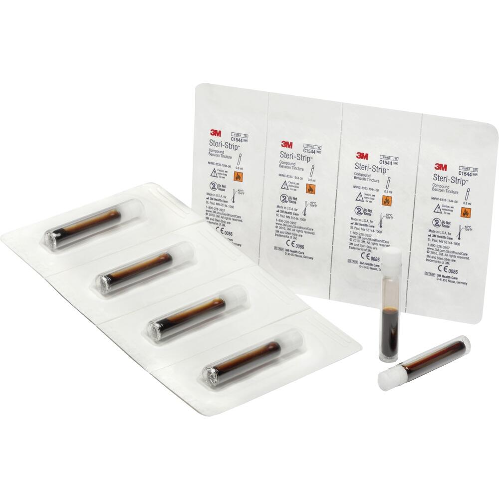 Mehrere kleine Glasröhrchen mit dunkler Flüssigkeit und Steri-Strips-Packungen.