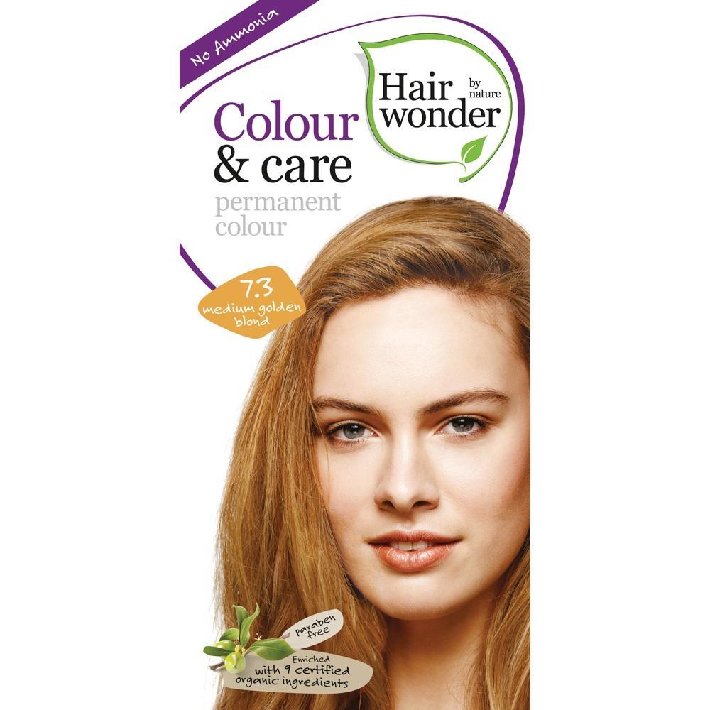 Eine Frau mit golden-blondem Haar auf der Verpackung einer Haarfarbe.