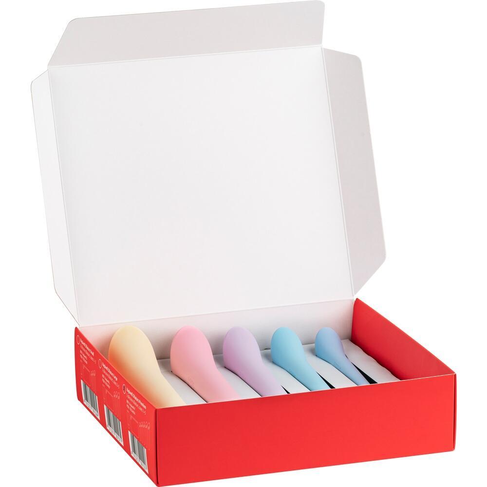 Eine offene rote Schachtel mit sechs bunten L&ouml;ffeln in Pastellfarben.