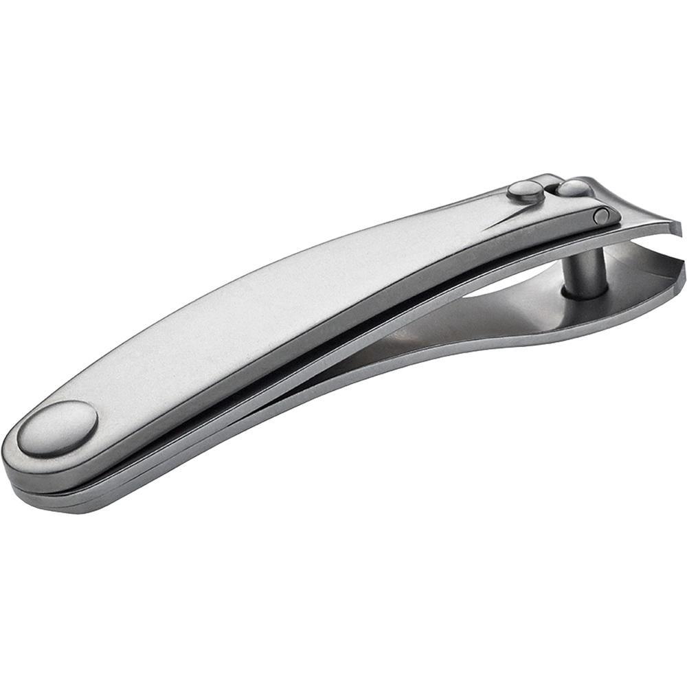 Ein silberner Nagelknipser liegt auf einem weißen Hintergrund.