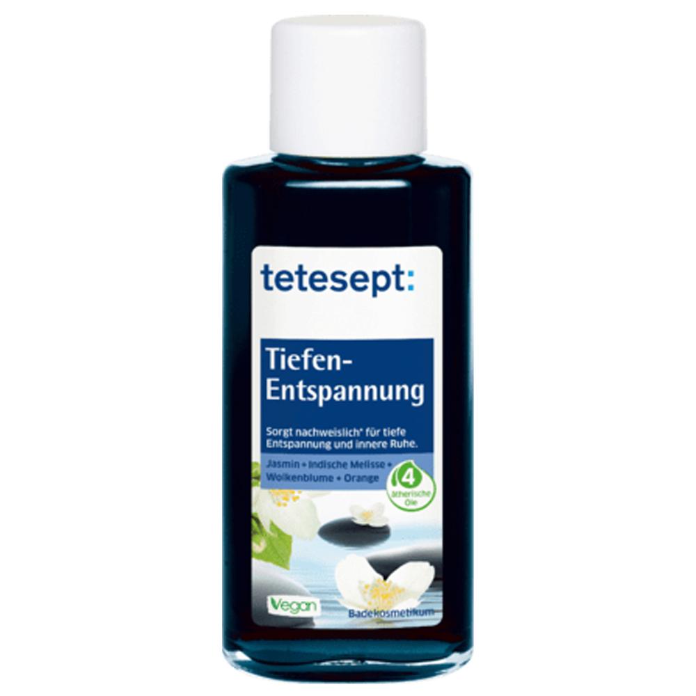 Eine blaue Flasche mit Badezusatz zur Tiefenentspannung steht aufrecht.