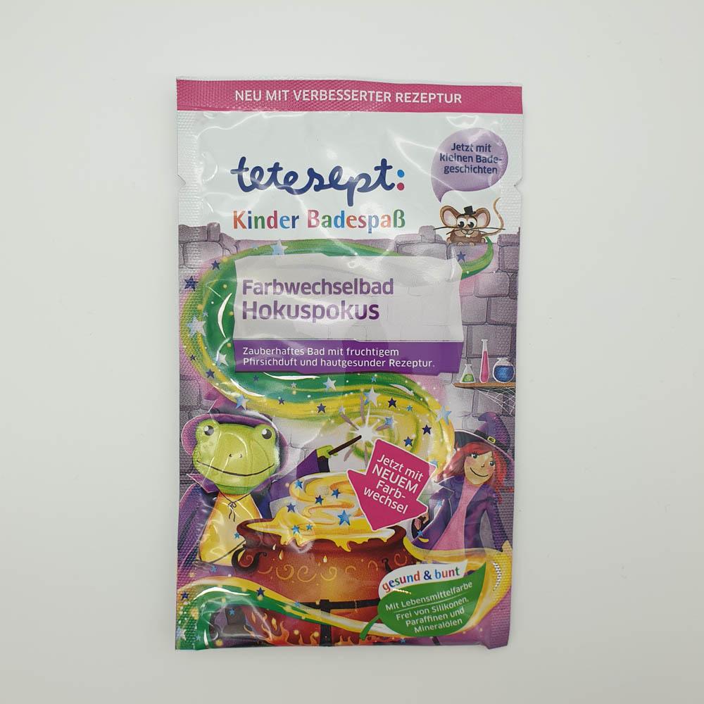 Packung mit Kinder-Badezusatz "Hokuspokus", bunt gestaltet mit Frosch und Zauberer.