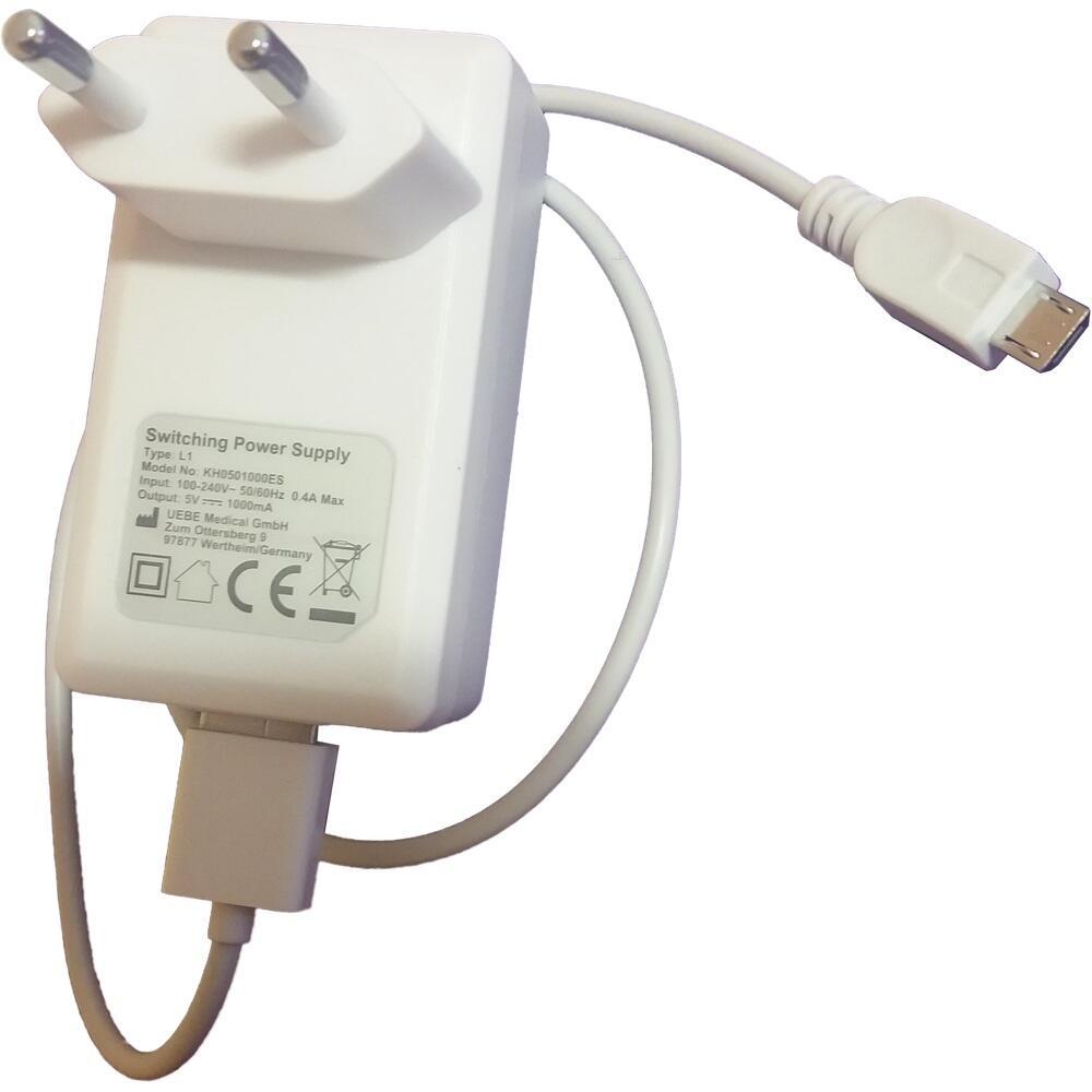 Ein weißes Ladegerät mit Stecker und USB-Kabel.