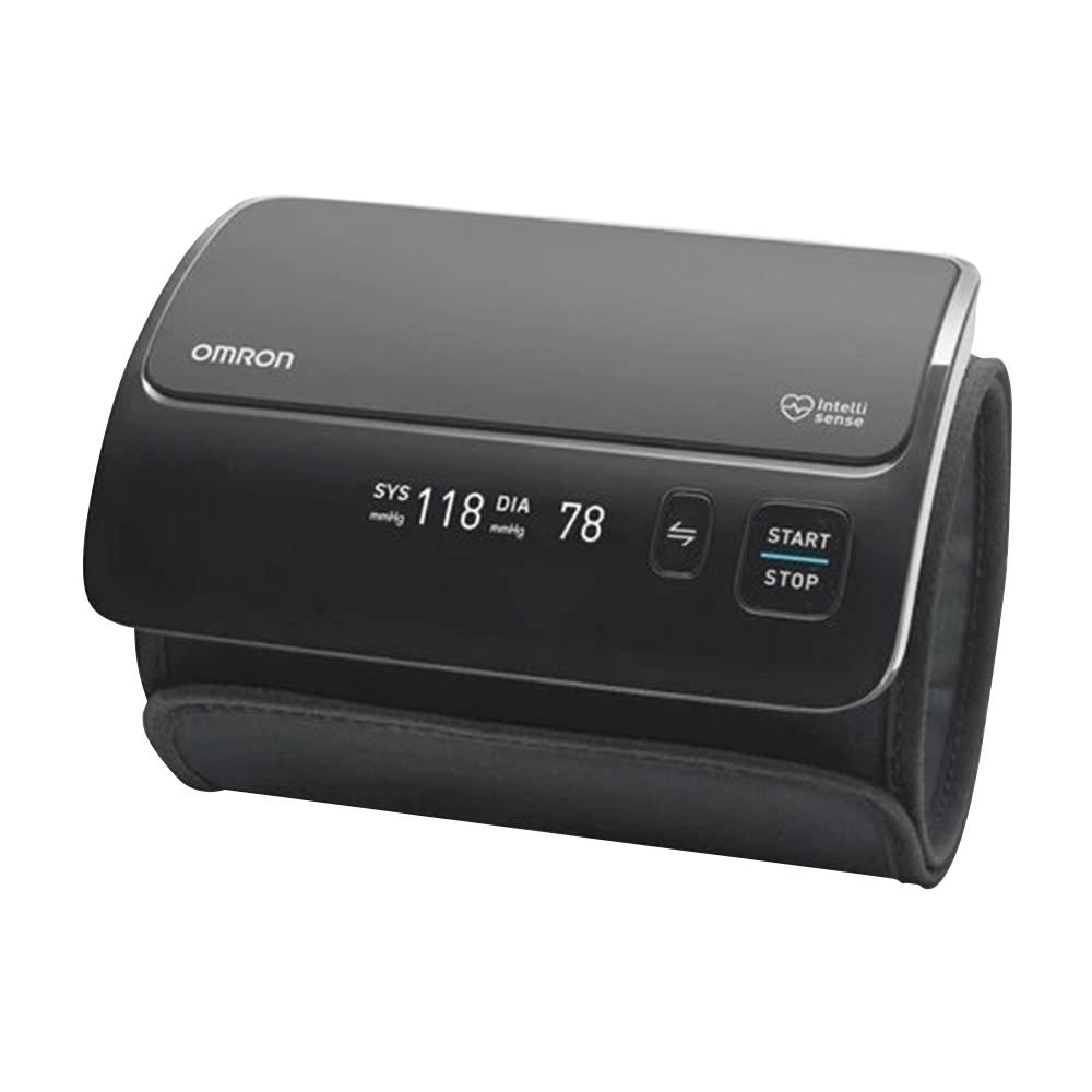 Ein digitales Blutdruckmessgerät zeigt den Blutdruck an.