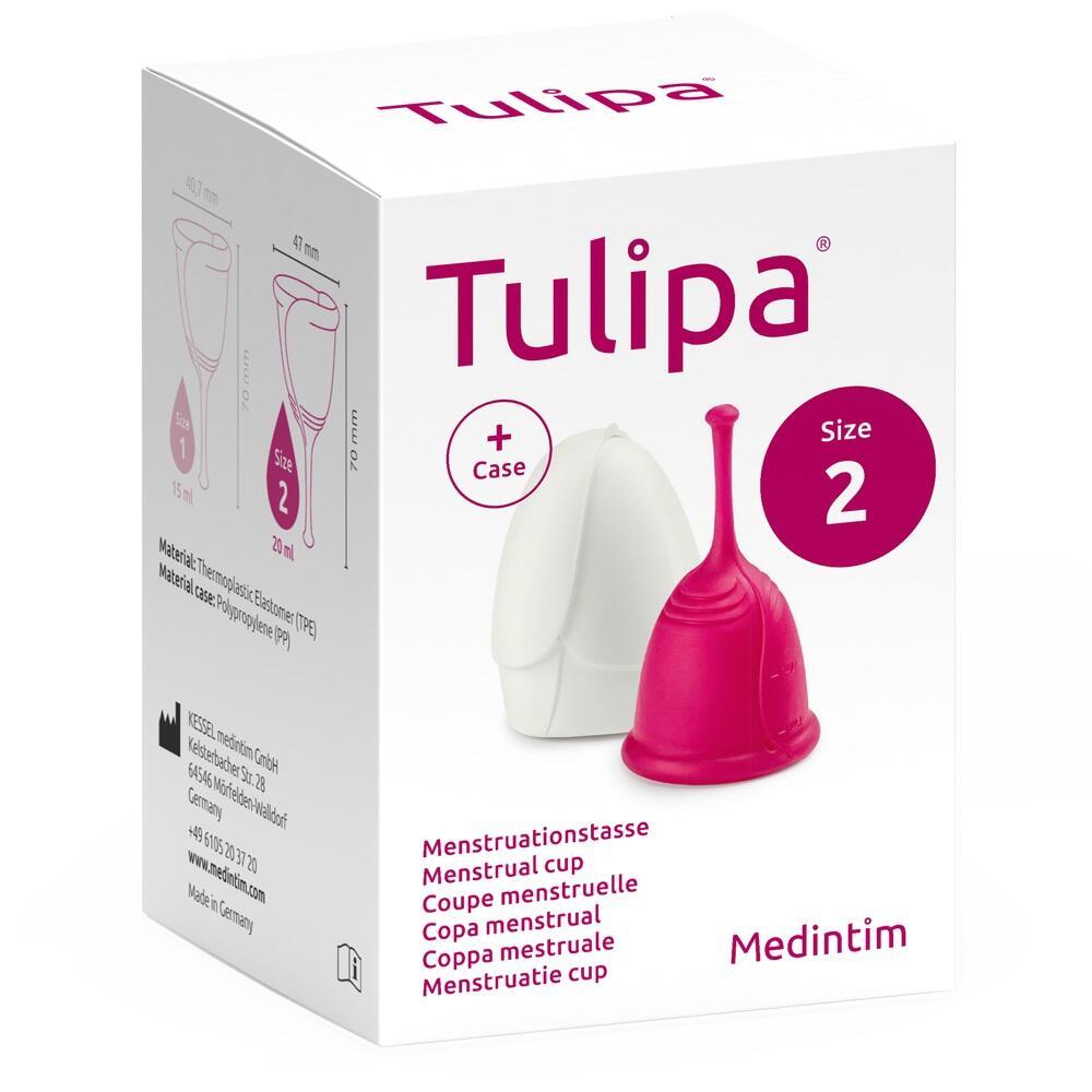 Eine rosa Menstruationstasse mit Aufbewahrungsh&uuml;lle in wei&szlig; auf einer Verpackung.