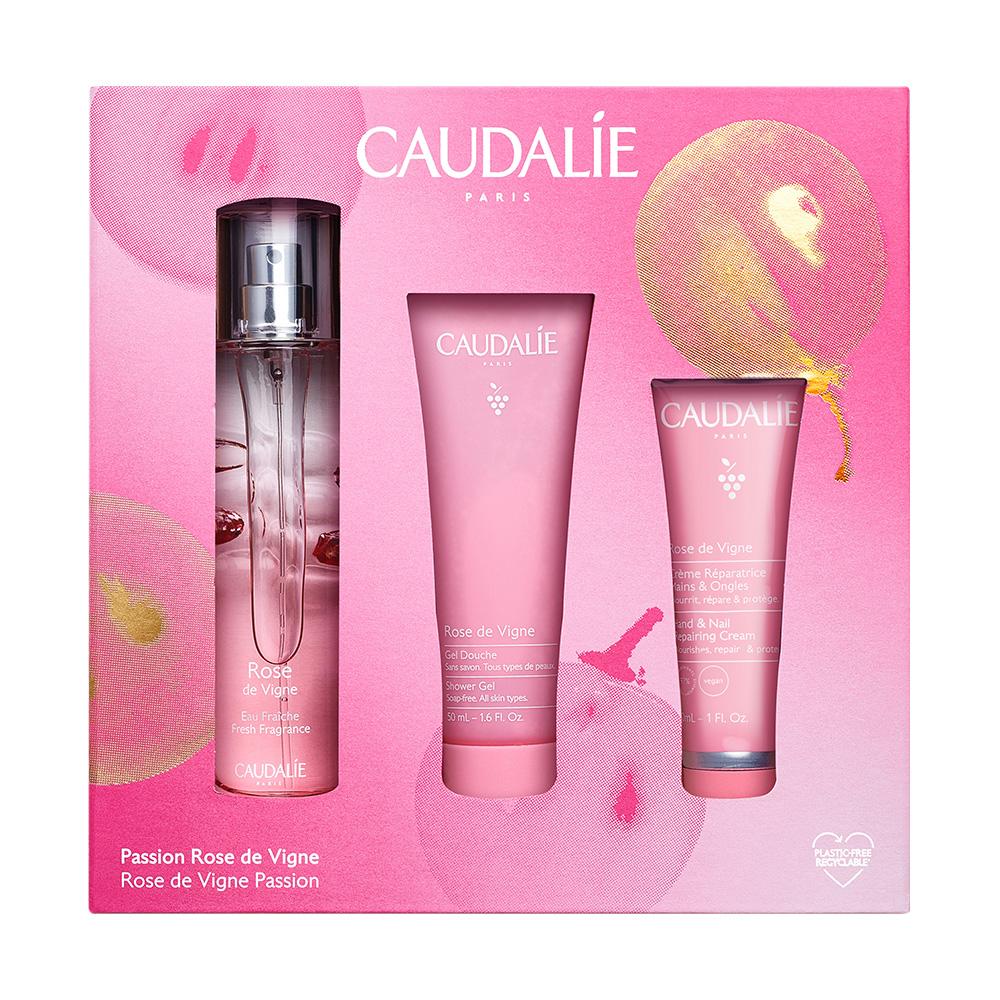 Drei rosafarbene Kosmetikprodukte von Caudalie in einer Geschenkbox.