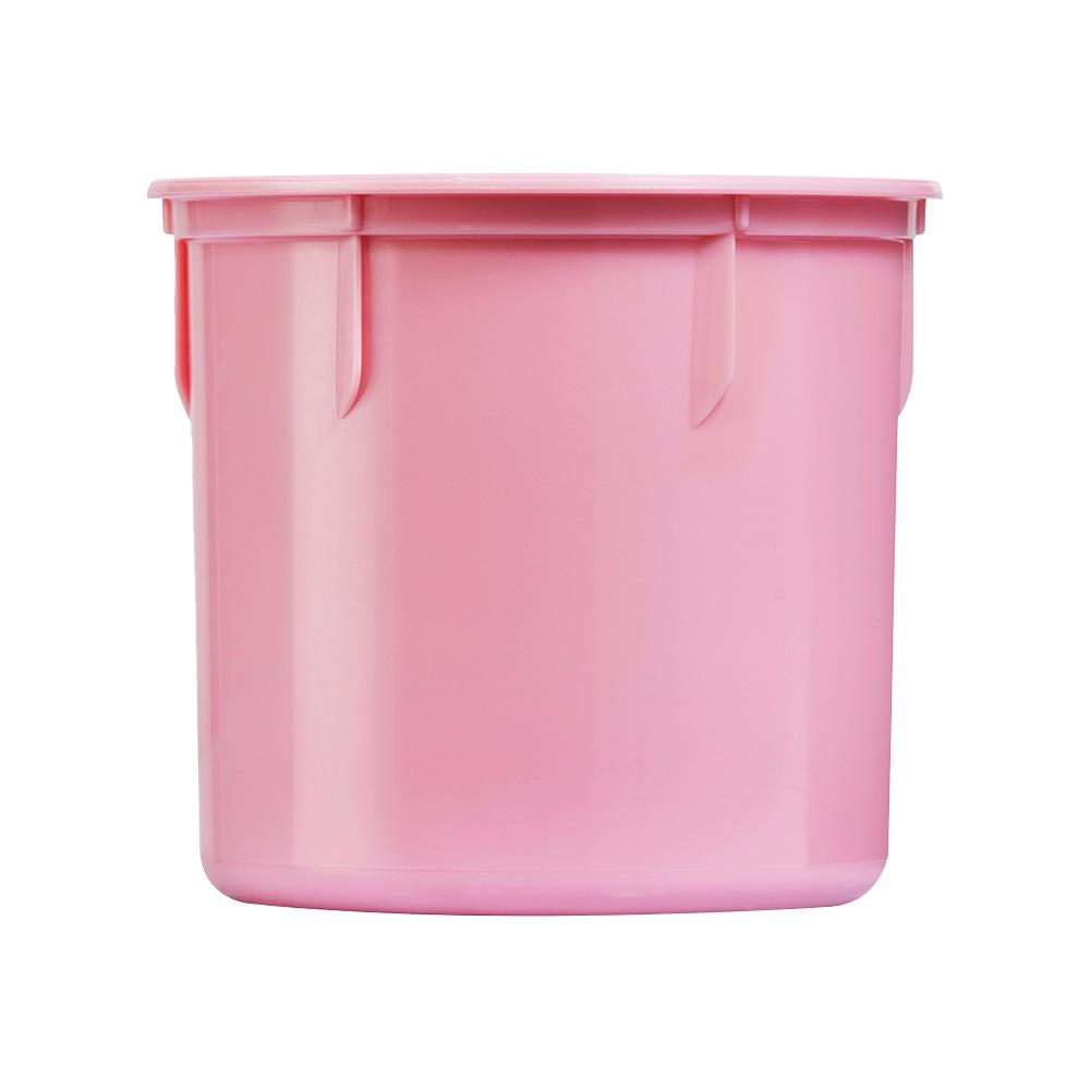 Ein rosa Eimer mit Deckel steht aufrecht.