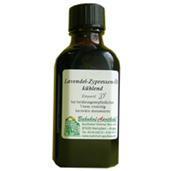 Braune Flasche mit Lavendel-Zypressen-&Ouml;l und Etikett.