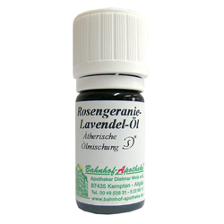 Flasche mit Rosengeranie-Lavendel-&Ouml;lmischung vor wei&szlig;em Hintergrund.