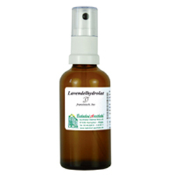 Braune Spr&uuml;hflasche mit einem Etikett und wei&szlig;em Spr&uuml;hkopf.