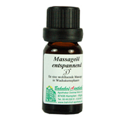 Braunes Fl&auml;schchen mit Etikett, auf dem "Massage&ouml;l entspannend" steht.